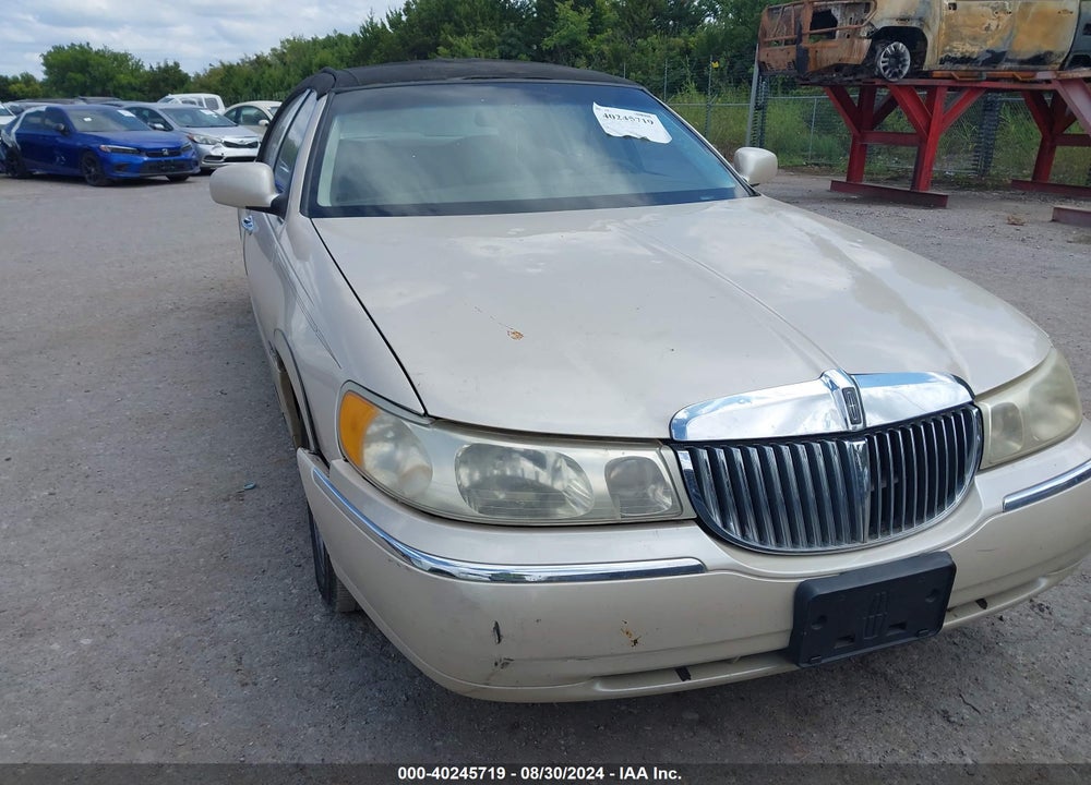 1999 LINCOLN TOWN CAR CARTIER VIN: 1LNHM83W5XY677395