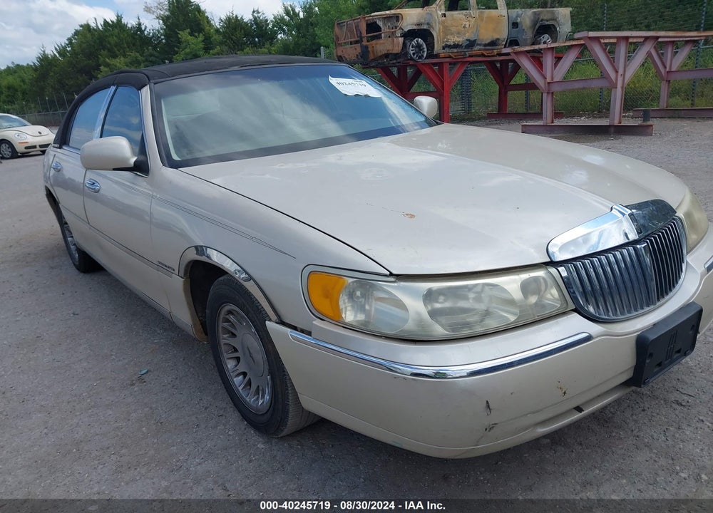 1999 LINCOLN TOWN CAR CARTIER VIN: 1LNHM83W5XY677395