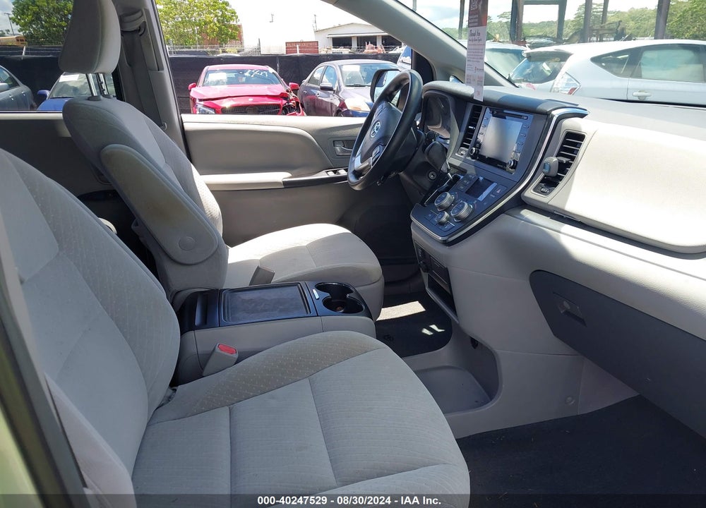 2018 TOYOTA SIENNA LE 8 PASSENGER VIN: 5TDKZ3DC4JS965771