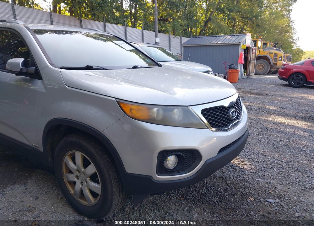 2011 KIA SORENTO LX VIN: 5XYKTCA13BG173355