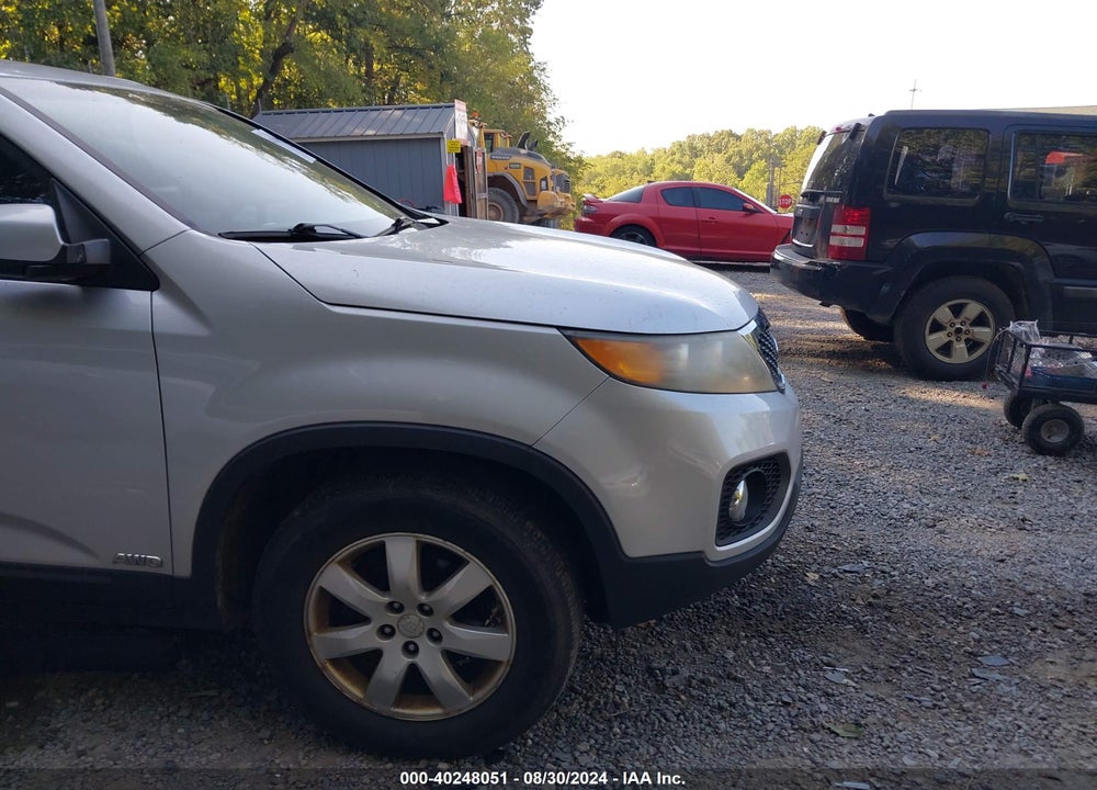 2011 KIA SORENTO LX VIN: 5XYKTCA13BG173355