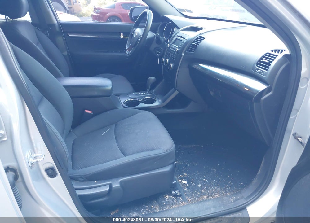2011 KIA SORENTO LX VIN: 5XYKTCA13BG173355