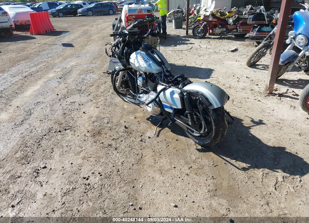 2011 HARLEY-DAVIDSON FLTRU VIN: 1HD1KGM15BB626739