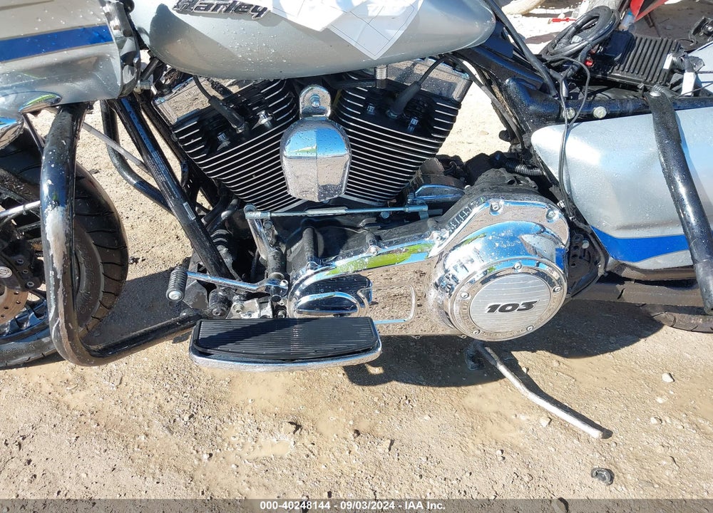 2011 HARLEY-DAVIDSON FLTRU VIN: 1HD1KGM15BB626739