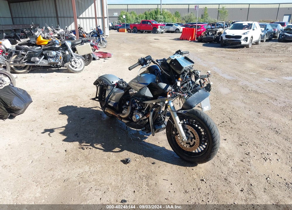2011 HARLEY-DAVIDSON FLTRU VIN: 1HD1KGM15BB626739
