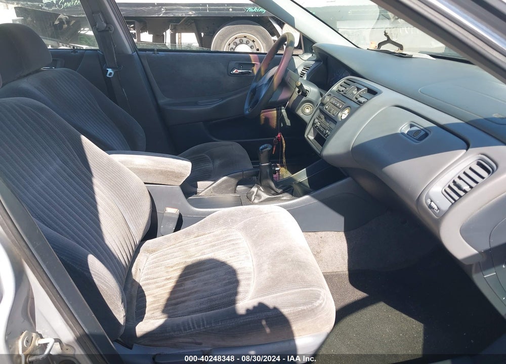 1998 HONDA ACCORD DX VIN: 1HGCF8542WA165882