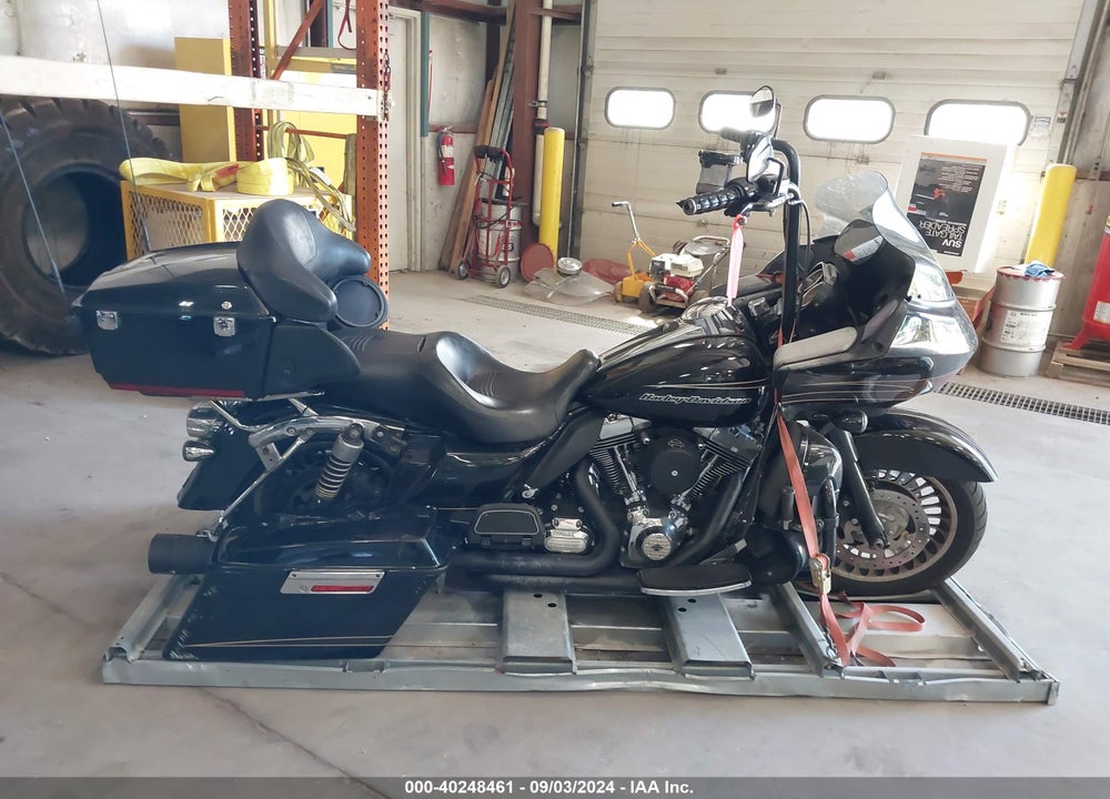 2011 HARLEY-DAVIDSON FLTRU VIN: 1HD1KGM10BB660765