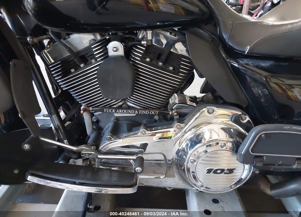 2011 HARLEY-DAVIDSON FLTRU VIN: 1HD1KGM10BB660765