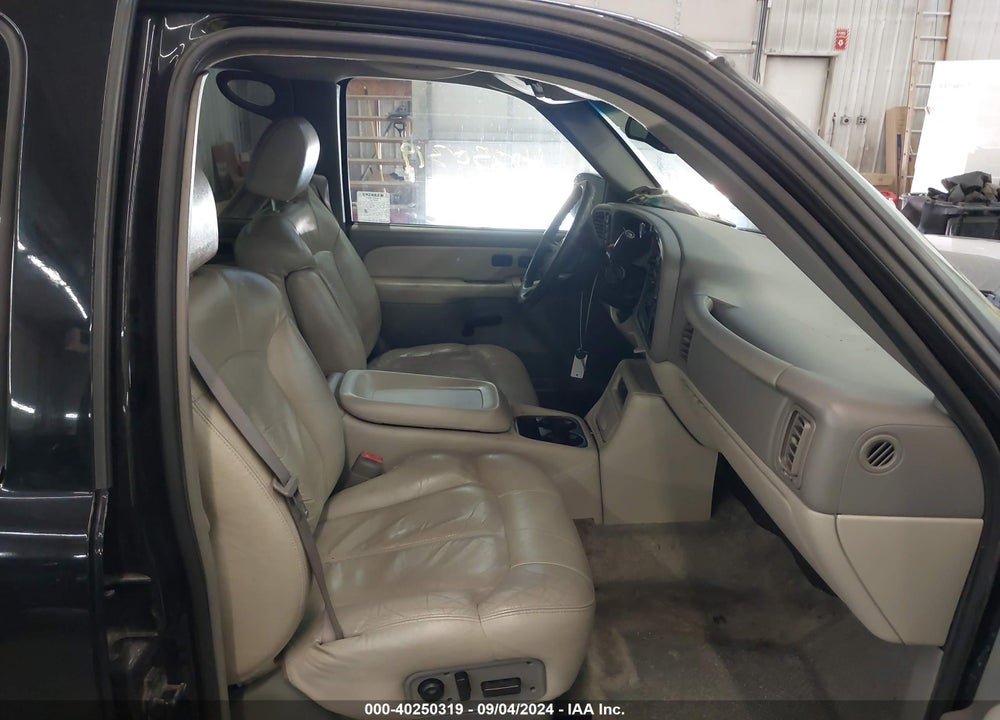 2000 CHEVROLET SUBURBAN 1500 LT VIN: 3GNFK16T1YG213601