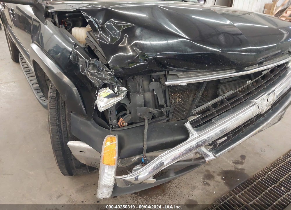 2000 CHEVROLET SUBURBAN 1500 LT VIN: 3GNFK16T1YG213601