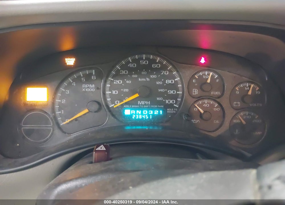 2000 CHEVROLET SUBURBAN 1500 LT VIN: 3GNFK16T1YG213601