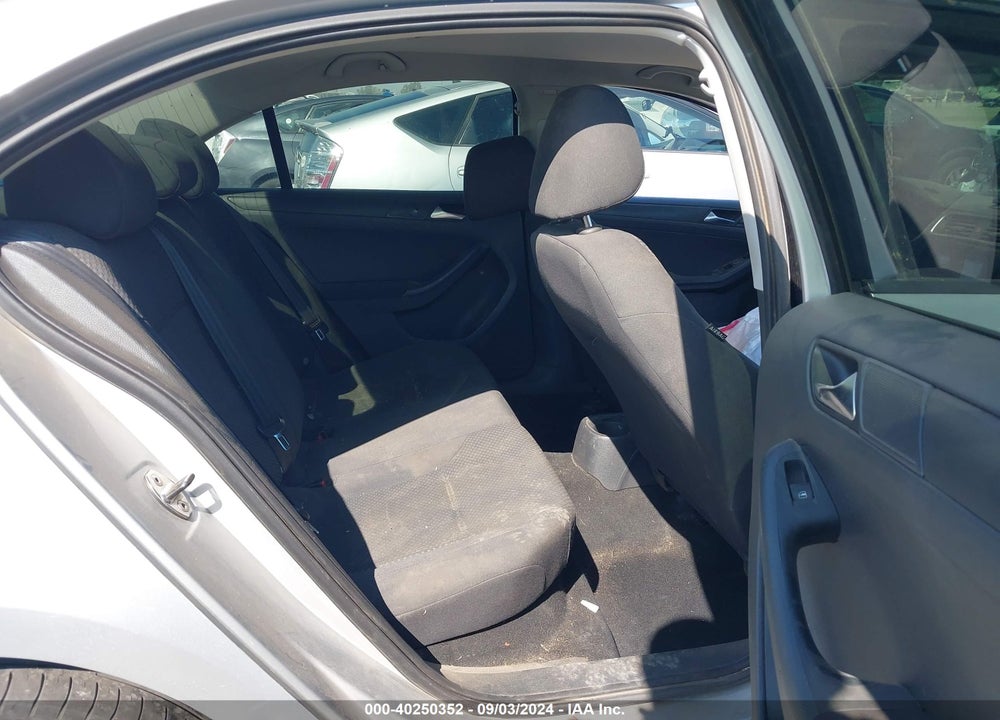 2011 VOLKSWAGEN JETTA 2.0L S VIN: 3VW2K7AJ2BM074617