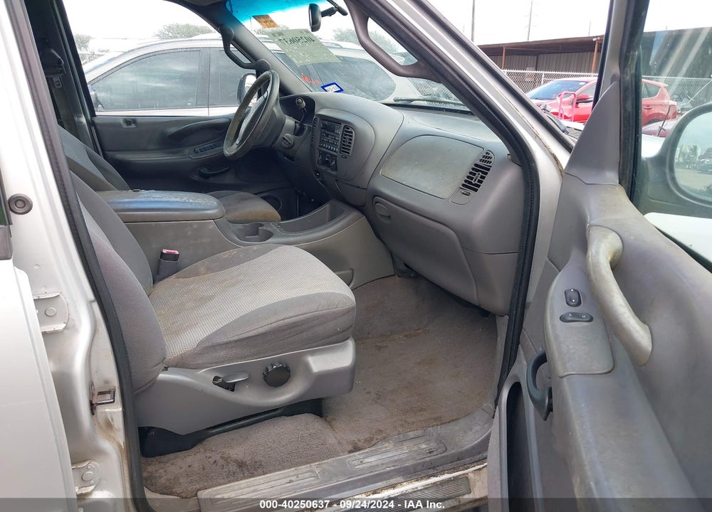 2000 FORD EXPEDITION XLT VIN: 1FMRU15L2YLA78144