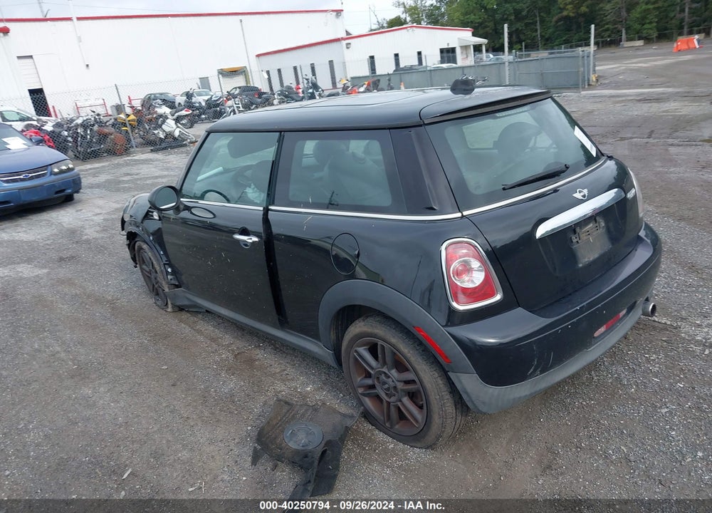 2011 MINI COOPER VIN: WMWSU3C55BT091948