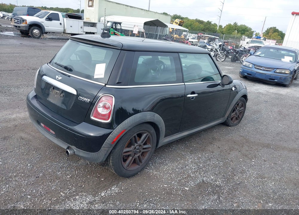 2011 MINI COOPER VIN: WMWSU3C55BT091948