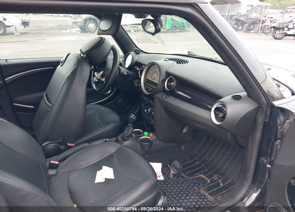 2011 MINI COOPER VIN: WMWSU3C55BT091948