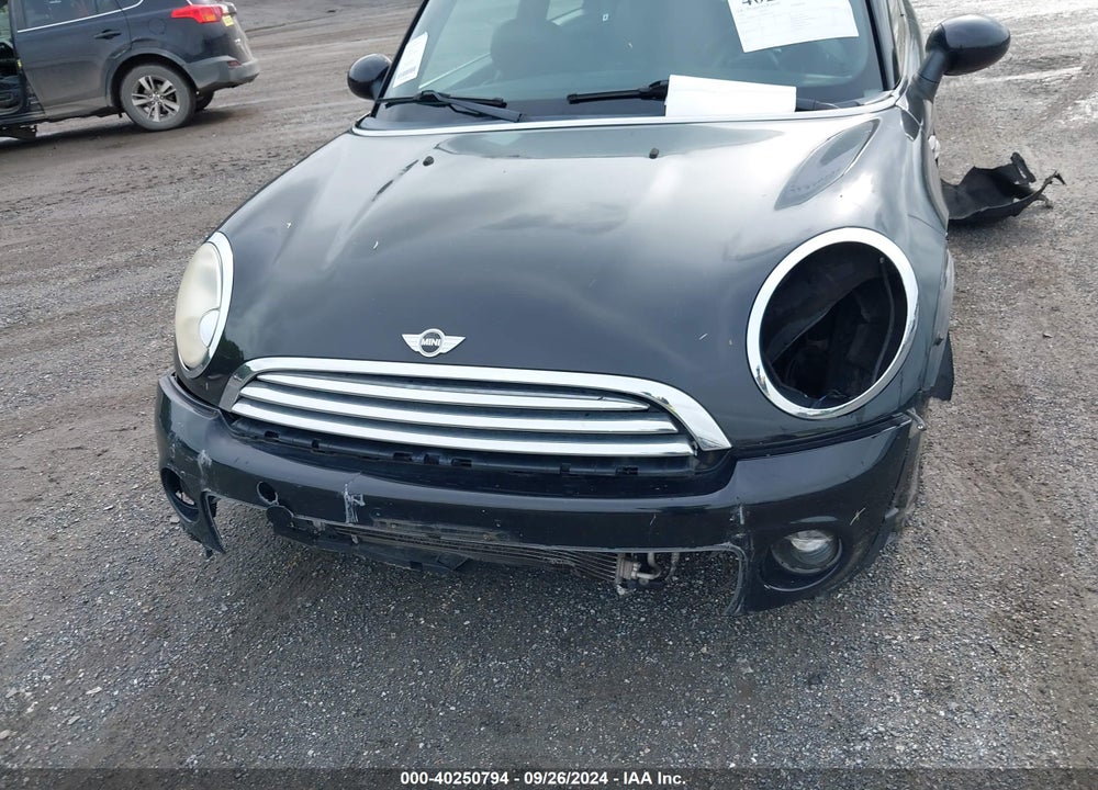 2011 MINI COOPER VIN: WMWSU3C55BT091948