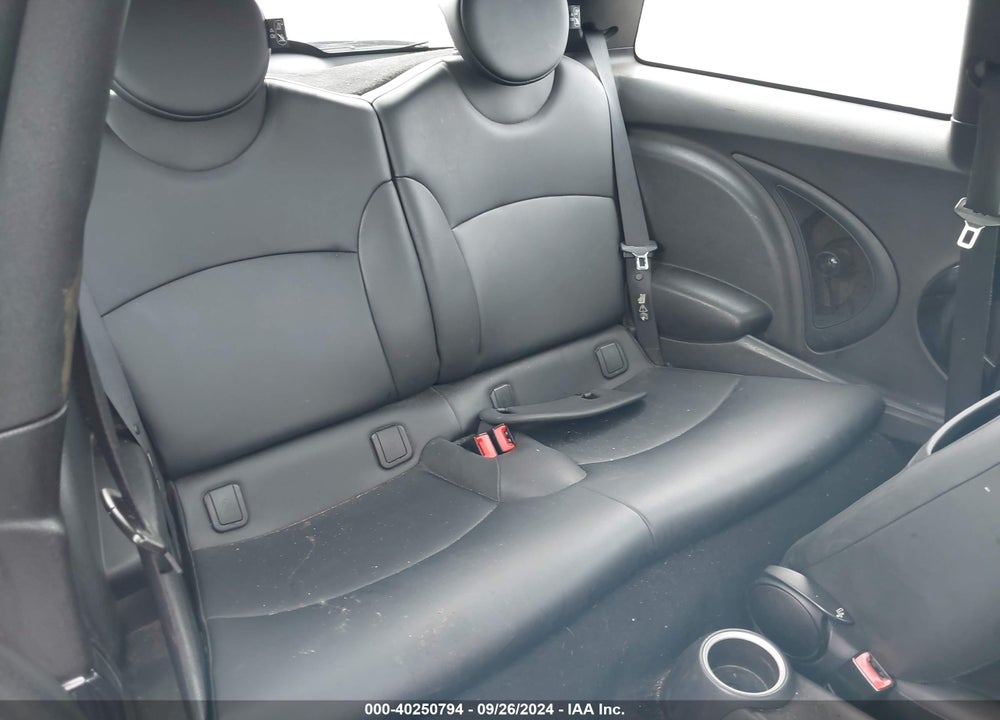 2011 MINI COOPER VIN: WMWSU3C55BT091948