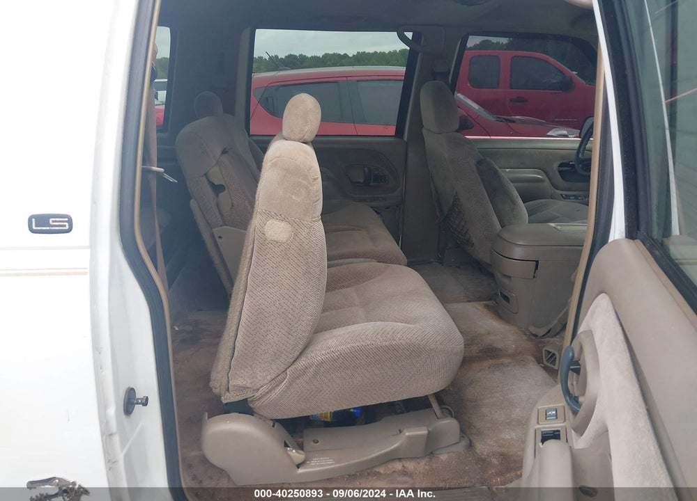 1999 CHEVROLET SUBURBAN 1500 LT VIN: 3GNEC16R3XG164266