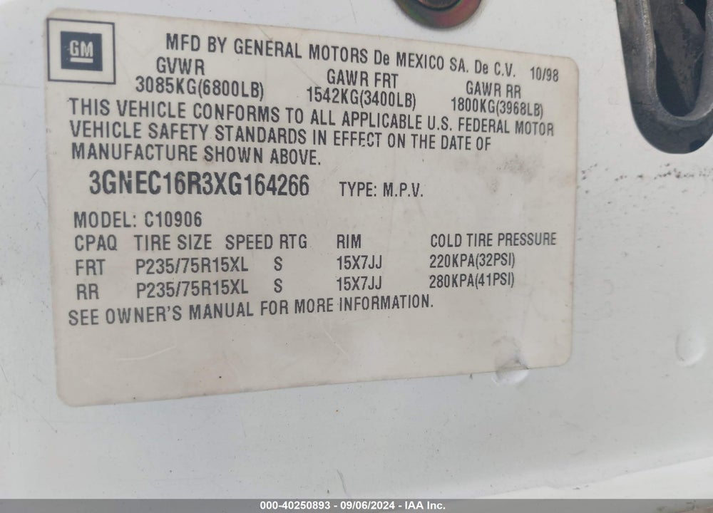 1999 CHEVROLET SUBURBAN 1500 LT VIN: 3GNEC16R3XG164266