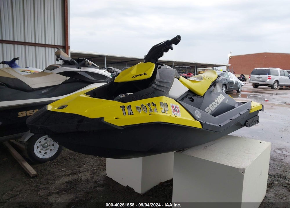 2016 SEA DOO SPARK 2 UP VIN: YDV61512E616