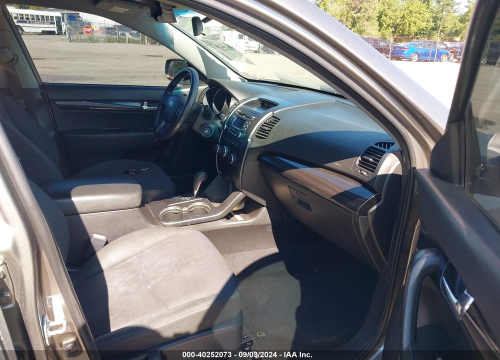 2011 KIA SORENTO LX VIN: 5XYKT3A11BG018481