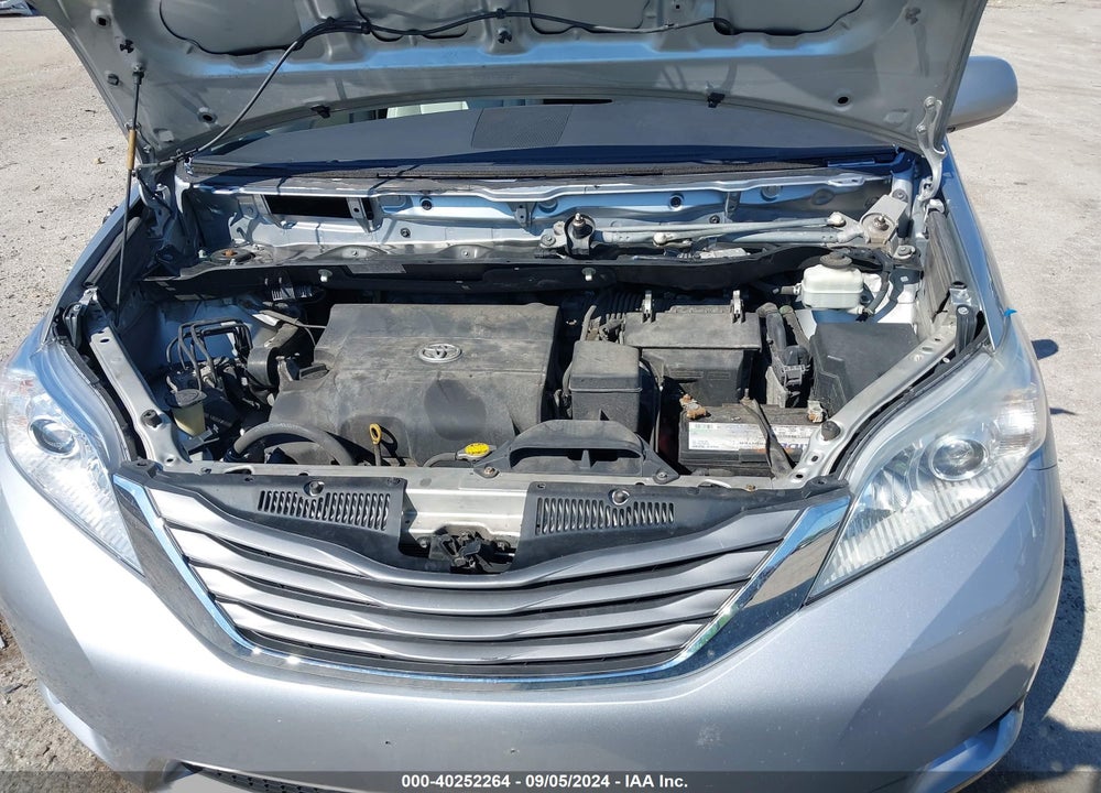 2014 TOYOTA SIENNA XLE V6 8 PASSENGER VIN: 5TDYK3DC4ES511038