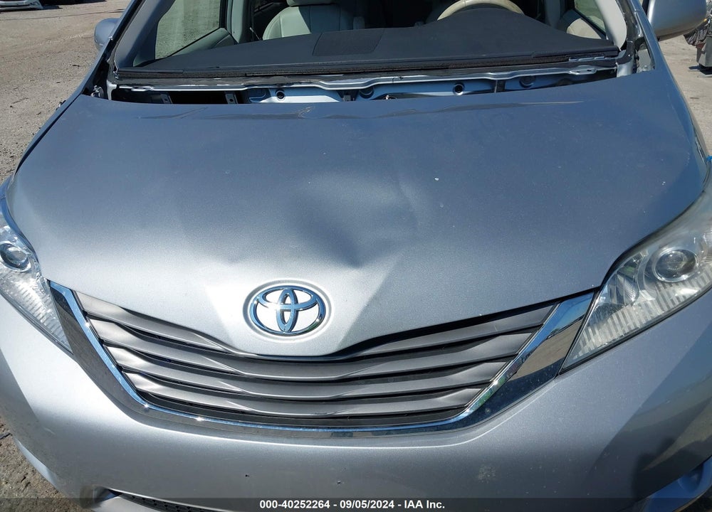 2014 TOYOTA SIENNA XLE V6 8 PASSENGER VIN: 5TDYK3DC4ES511038