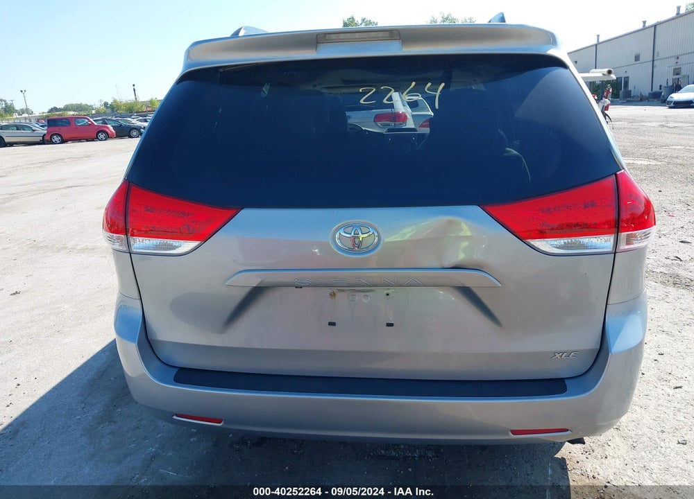 2014 TOYOTA SIENNA XLE V6 8 PASSENGER VIN: 5TDYK3DC4ES511038