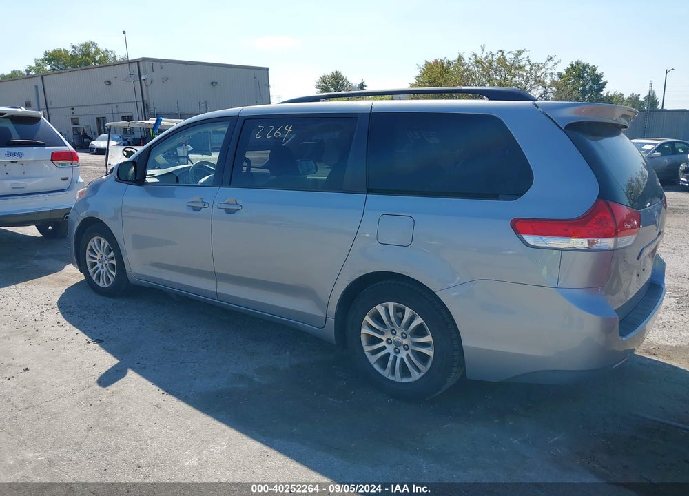 2014 TOYOTA SIENNA XLE V6 8 PASSENGER VIN: 5TDYK3DC4ES511038