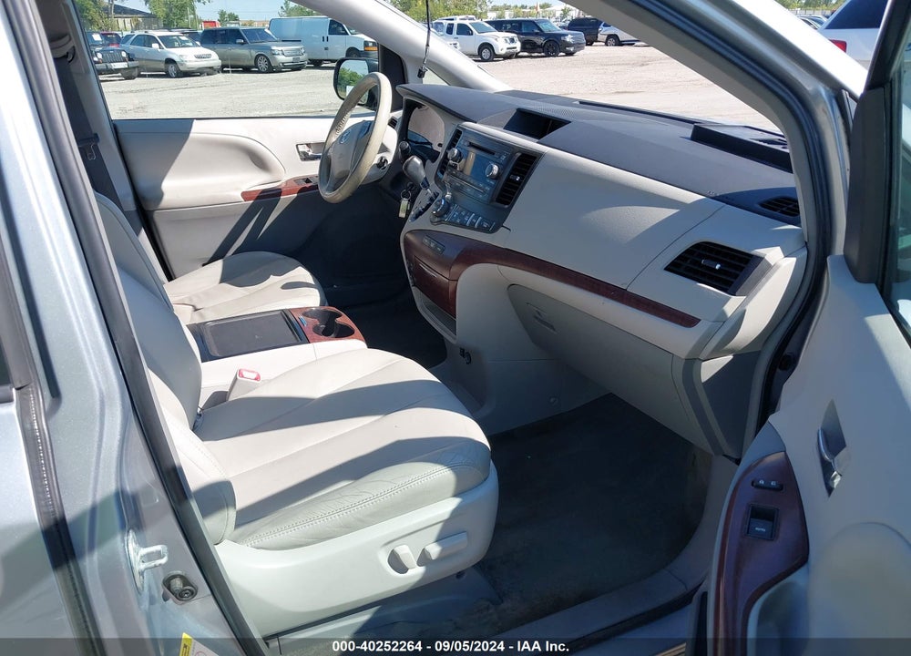 2014 TOYOTA SIENNA XLE V6 8 PASSENGER VIN: 5TDYK3DC4ES511038