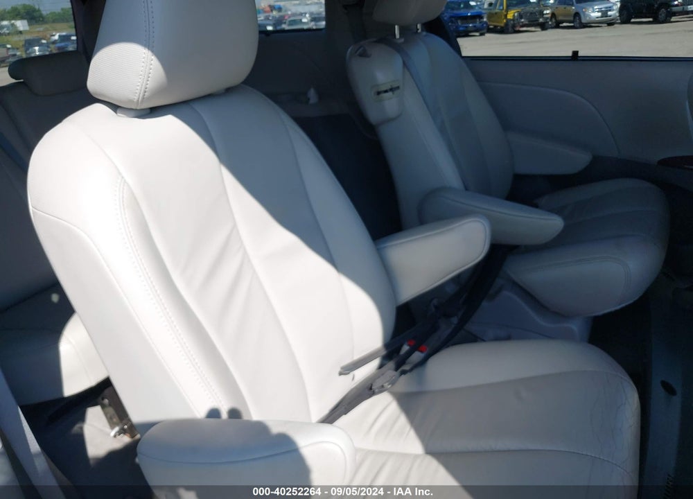 2014 TOYOTA SIENNA XLE V6 8 PASSENGER VIN: 5TDYK3DC4ES511038