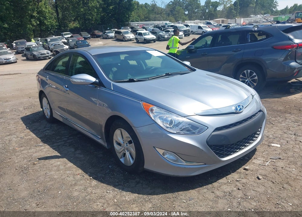 2015 HYUNDAI SONATA HYBRID VIN: KMHEC4A45FA137181