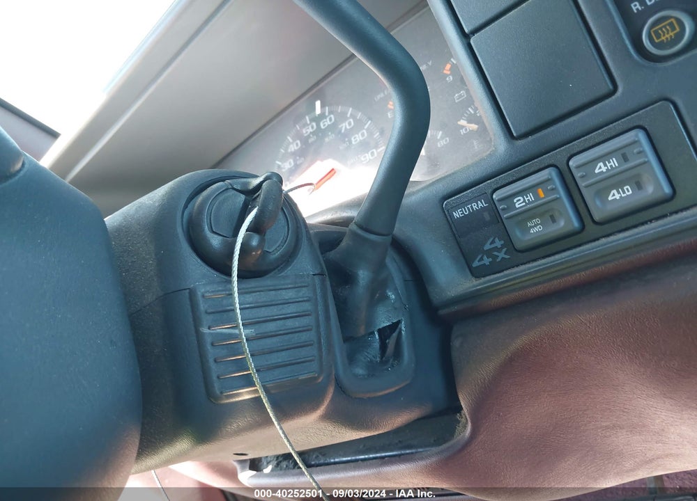 1998 GMC SUBURBAN 1500 SL VIN: 3GKFK16R1WG512438
