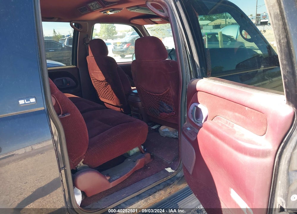 1998 GMC SUBURBAN 1500 SL VIN: 3GKFK16R1WG512438