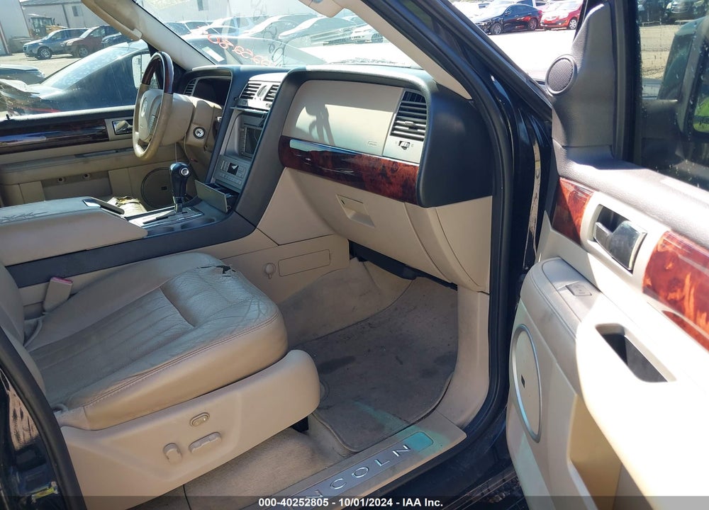 2005 LINCOLN NAVIGATOR VIN: 5LMFU28545LJ15371