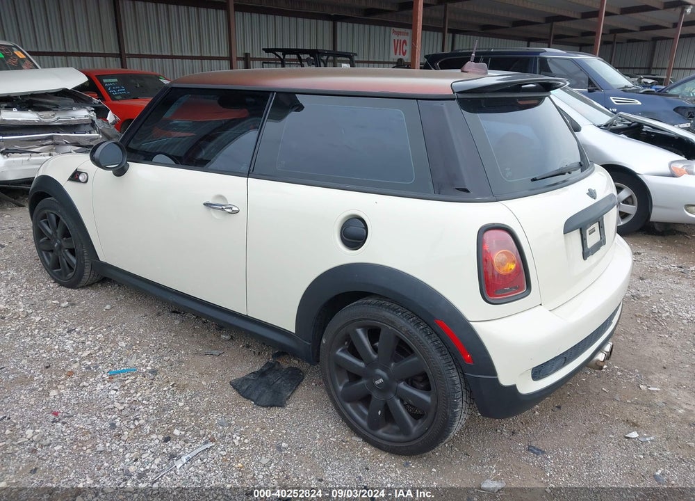2007 MINI COOPER S VIN: WMWMF735X7TL88702