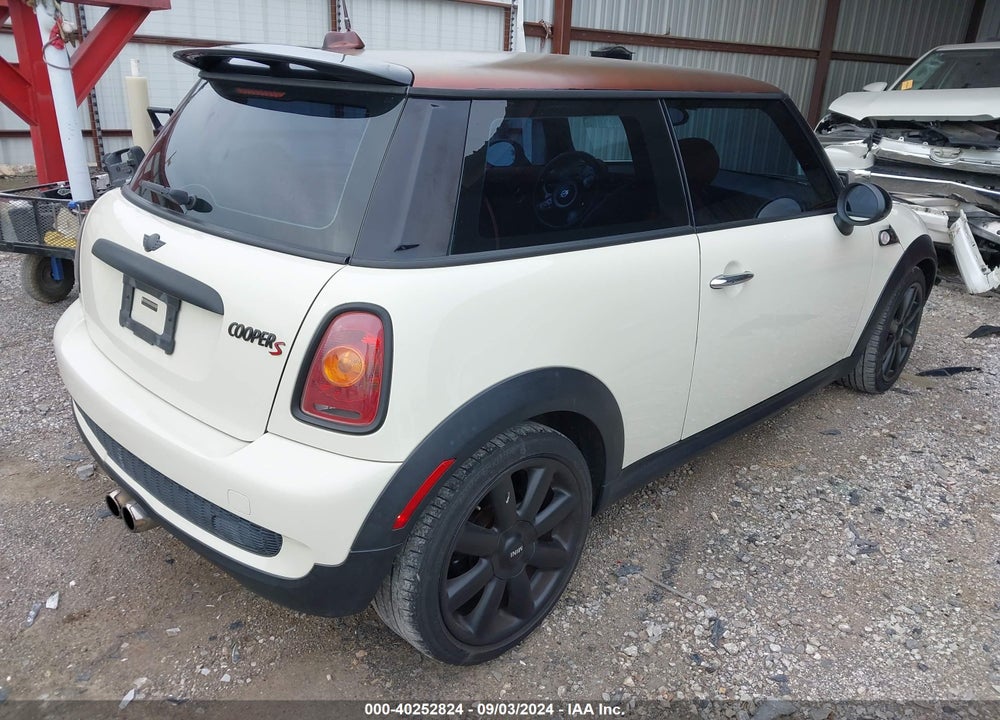 2007 MINI COOPER S VIN: WMWMF735X7TL88702