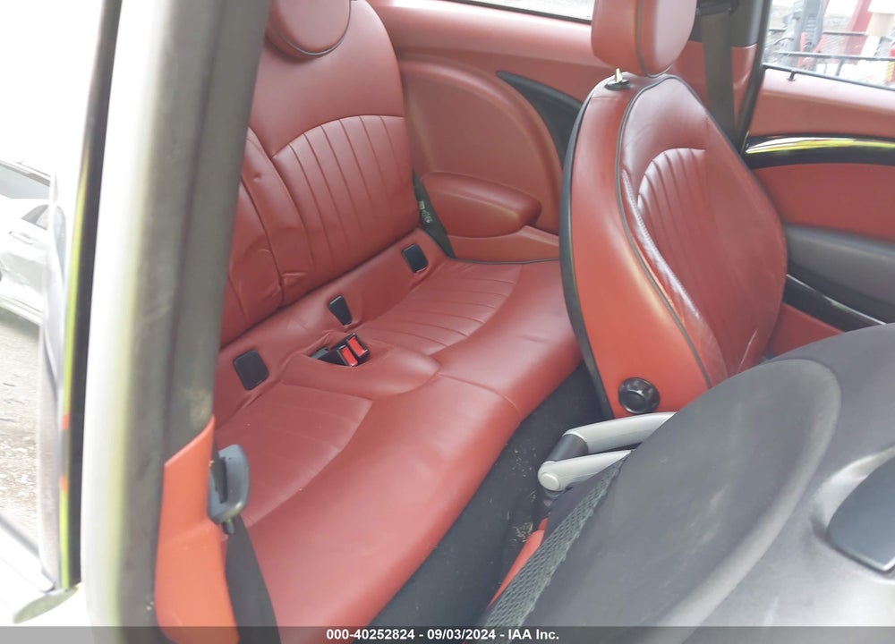 2007 MINI COOPER S VIN: WMWMF735X7TL88702