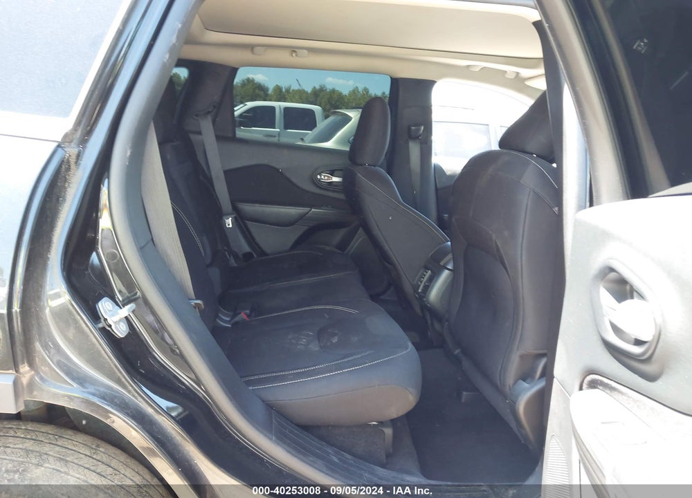 2015 JEEP CHEROKEE LATITUDE VIN: 1C4PJMCB6FW686681