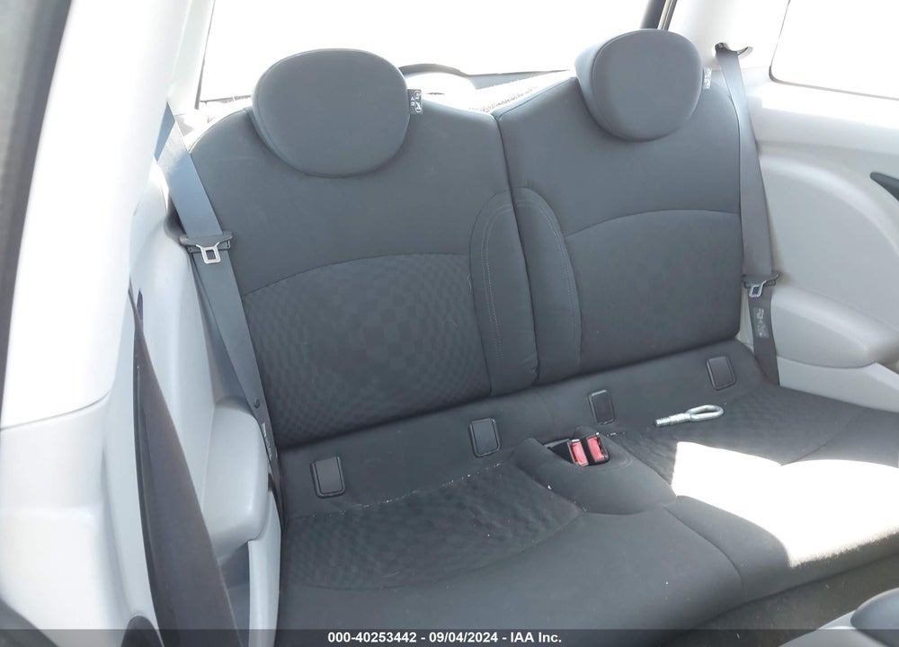 2007 MINI COOPER VIN: WMWMF33517TT54060