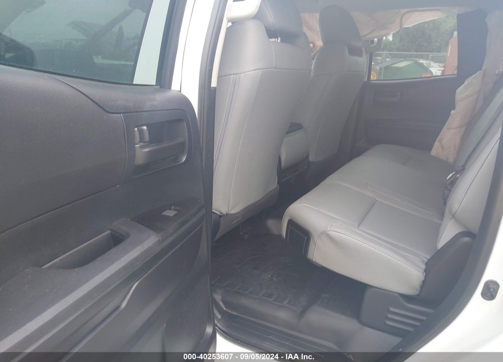 2018 TOYOTA TUNDRA SR 5.7L V8 VIN: 5TFUW5F14JX737725
