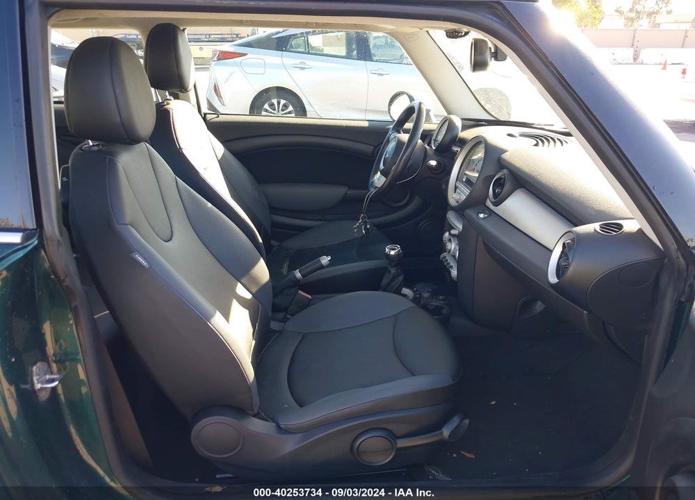 2009 MINI COOPER VIN: WMWMF335X9TU73115