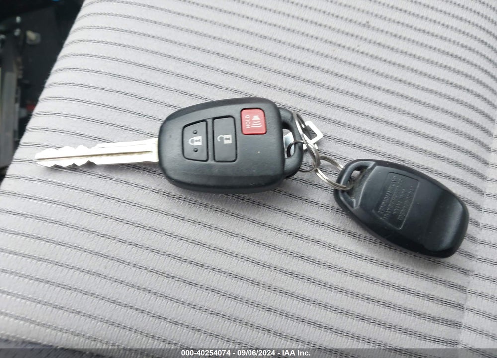 2015 TOYOTA RAV4 XLE VIN: 2T3RFREV9FW367949