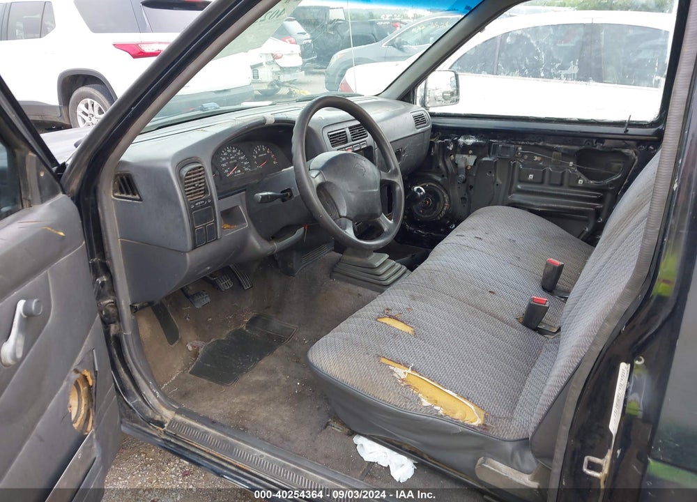 1996 NISSAN TRUCK XE VIN: 1N6SD11S1TC323928