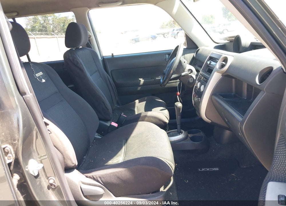 2004 SCION XB VIN: JTLKT324640166888
