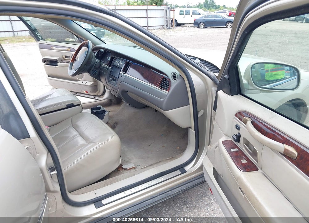 2009 LINCOLN TOWN CAR SIGNATURE LIMITED VIN: 2LNHM82V39X630409