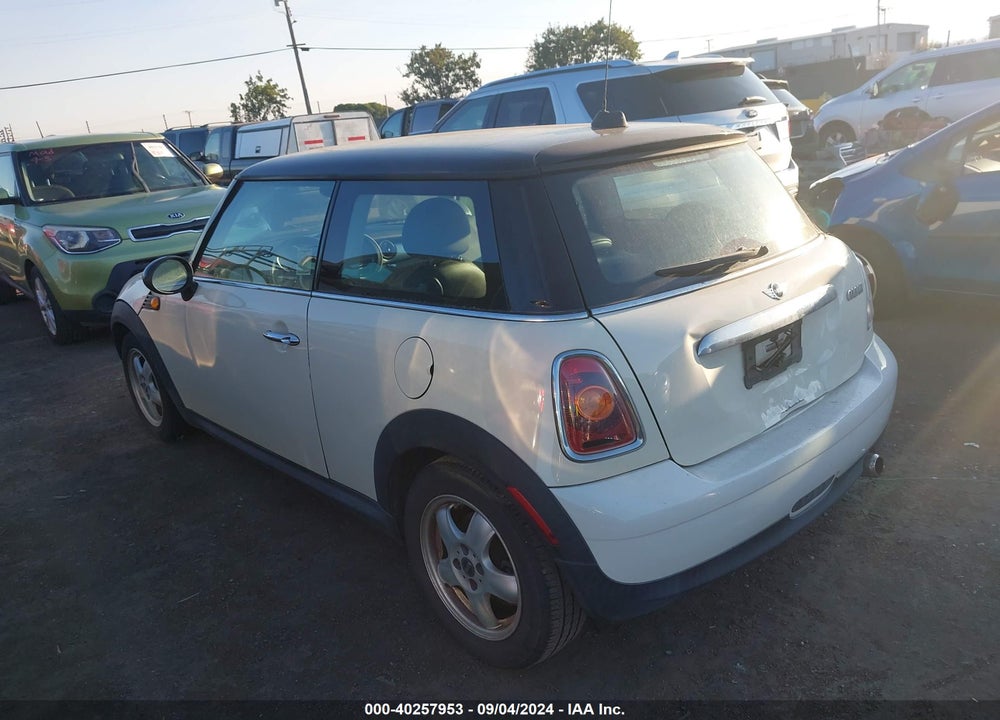 2009 MINI COOPER VIN: WMWMF335X9TW72066