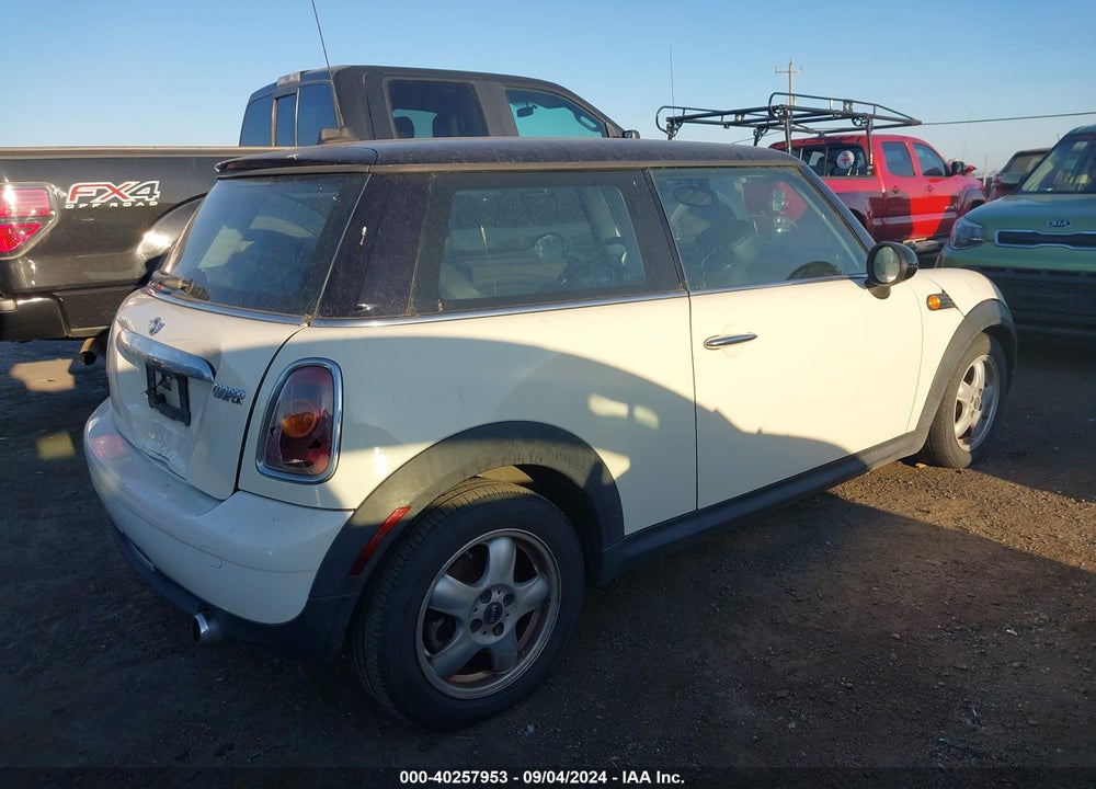 2009 MINI COOPER VIN: WMWMF335X9TW72066