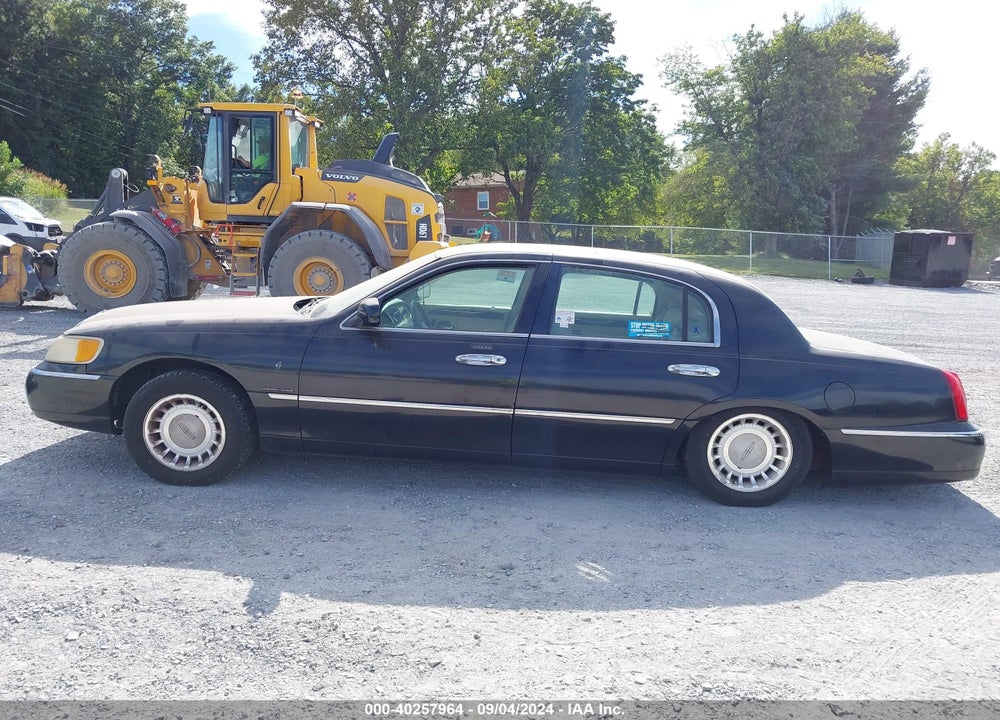 2000 LINCOLN TOWN CAR EXECUTIVE VIN: 1LNHM81W5YY867721